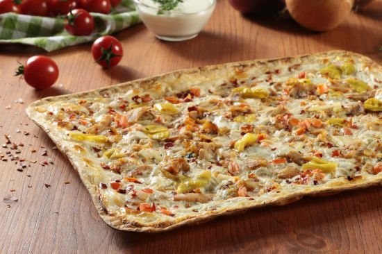 Bild von Flammkuchen Premium, Poulet, Tomate, Peperoncini & Zwiebel, rustique